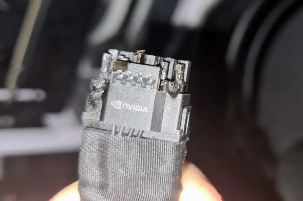 Benutzer berichten über das Schmelzen des 16-poligen Anschlusses der NVIDIA GeForce RTX 4090 und ihres Adapters