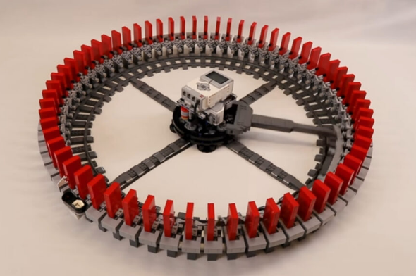 Необычное: увлекательная LEGO-машина опускает/поднимает 1500 доминошек в минуту